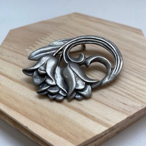 Seagull Jewelry - Vintage Pewter Brooch. Signed Seagull 1987. Canada